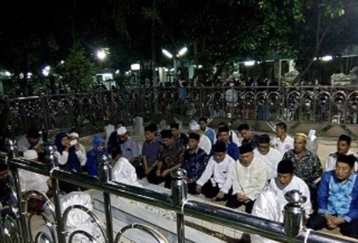 Ketum PAN ketika membaca Yasin dan tahlil dan makam Sunan Ampel.