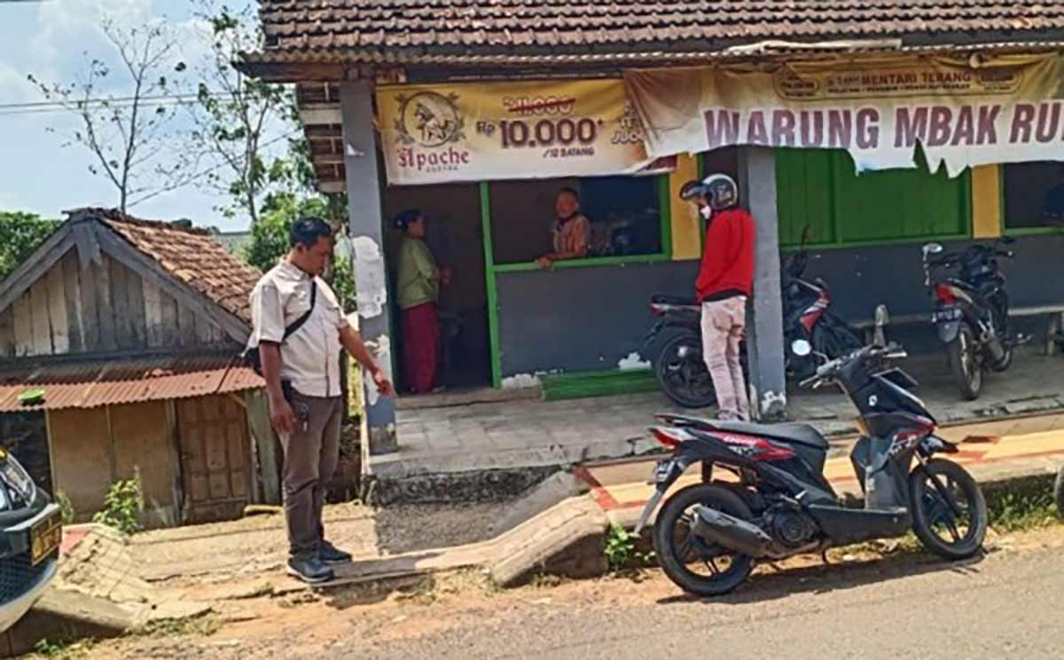 Petugas saat melakukan olah TKP.