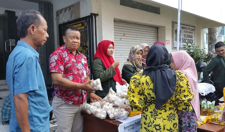 Salah satu gelaran Operasi Pasar Pemkot Surabaya di Kelurahan Sidodadi. 