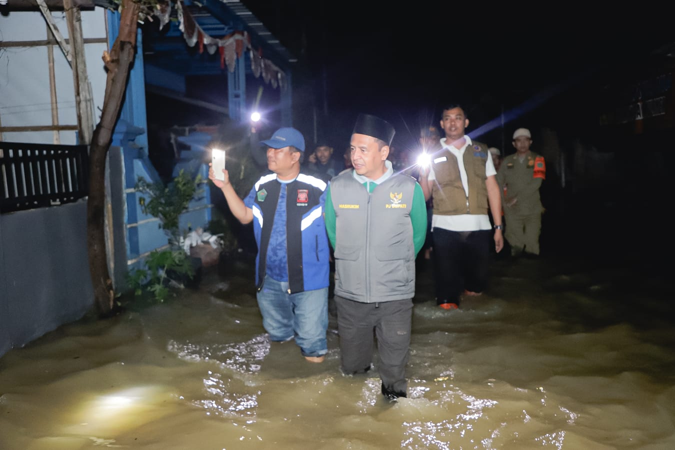 Pj Bupati Pamekasan Masrukin saat meninjau lokasi banjir.