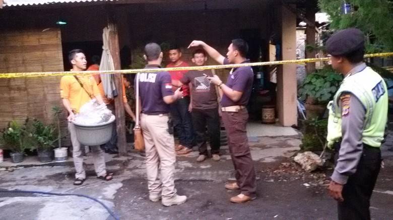 Polisi saat olah TKP. Foto: detik.com