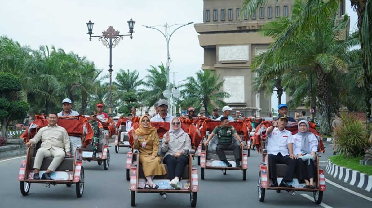 Wakil Bupati Kediri bersama anggota Forkopimda saat mencoba becak listrik. Foto: Ist