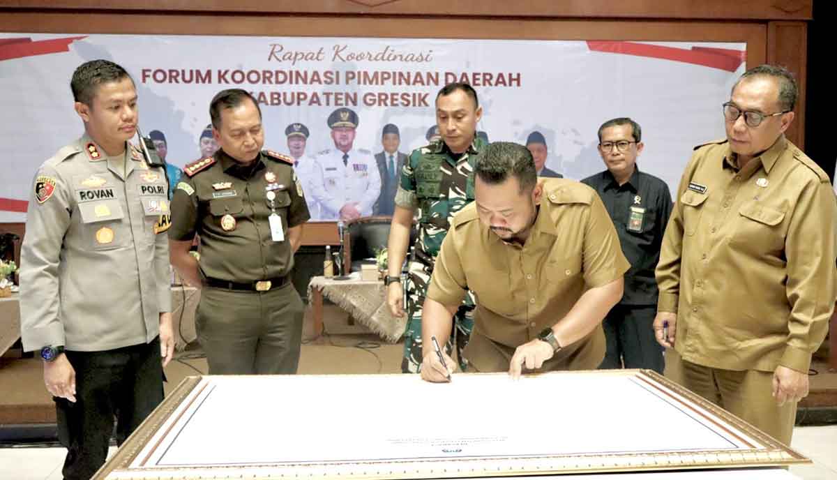 Bupati Gresik saat menandatangani kesepakatan patuhi jam operasional angkutan barang. Foto: Ist
