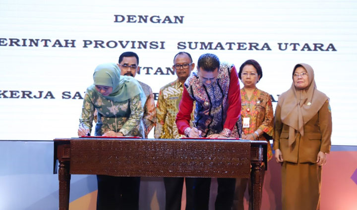 Gubernur Jatim, Khofifah Indar Parawansa menandatangani MoU kerja sama dagang dengan Pemerintah Provinsi Sumut. foto: ist.