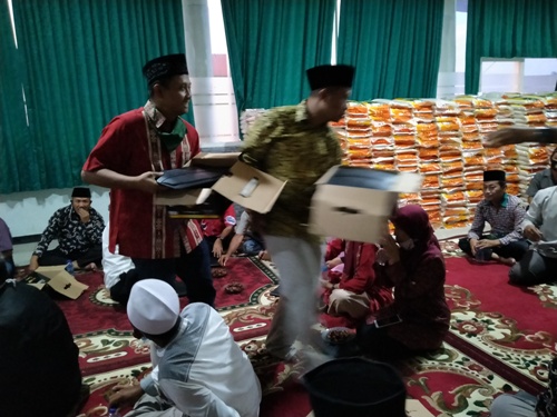 Kiai Asep Bagikan 300 Ton Beras, Sarung dan Uang kepada Korban dan Relawan Covid-19