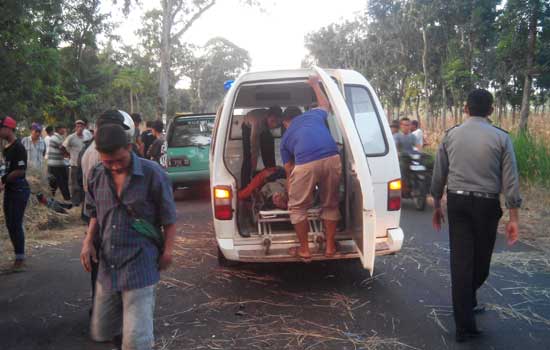 Korban saat hendak dievakuasi menggunakan ambulans. (foto: suwandi/BANGSAONLINE)