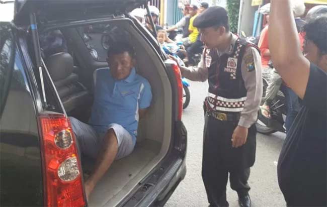 Tersangka saat diamankan oleh petugas. foto: hb