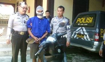 DIAMANKAN. Pencuri asal Lampung M. Taqwa (26), diamankan polisi setelah terbukti membawa kabur sepeda motor di Kecamatan Sumberejo, Bojonegoro. Foto: Eky Nurhadi/BANGSAONLINE