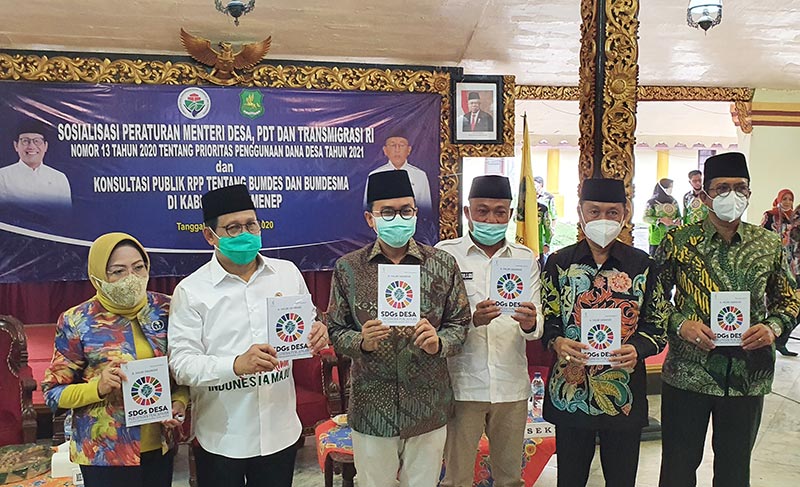 Menteri Desa, PDT, dan Tranmigrasi Abdul Halim Iskandar bersama Anggota DPR RI H. Syafiuddin, Bupati Pemekasan Baddrut Tamam, Sekda dan Ketua DPRD Sumenep saat kegiatan Sosialisasi UU No. 13 tahun 2020, di Pendopo Kabupaten Sumenep, Sabtu (28/11/2020).
