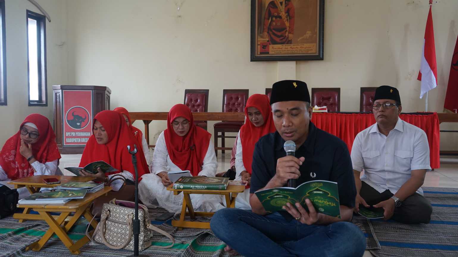 Sekretaris DPC PDIP Kabupaten Gresik, Thoriqi Fajrin bersama para pengurus dan kader saat khatmil quran. foto: ist.