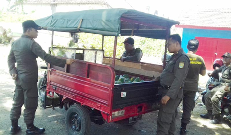Petugas mengamankan empat kendaraan roda 3 milik pedagang buah.