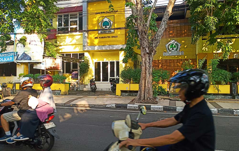 Kantor DPD Golkar Gresik di Jalan Panglima Sudirman, Gresik. Foto: SYUHUD/ BANGSAONLINE