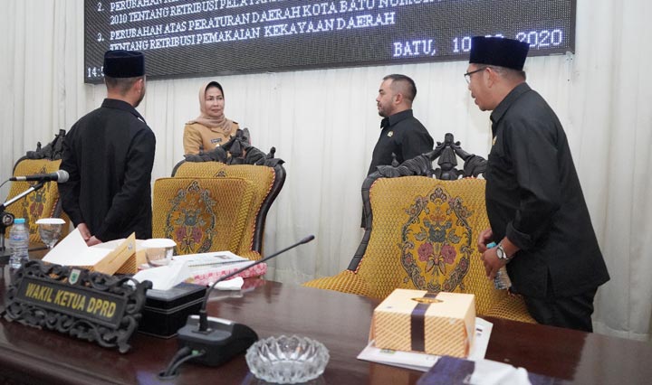 Wali Kota Batu Dewanti Rumpoko berbincang-bincang dengan pimpinan dewan usai acara Rapat Paripurna, Senin (10/2) sore. 