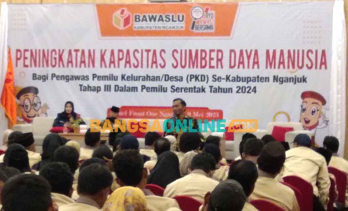 Ketua Bawaslu Nganjuk, Abdul Aziz, saat memberi arahan kepada para peserta dari PKD. Foto: BAMBANG DWI JULIANTO/BANGSAONLINE