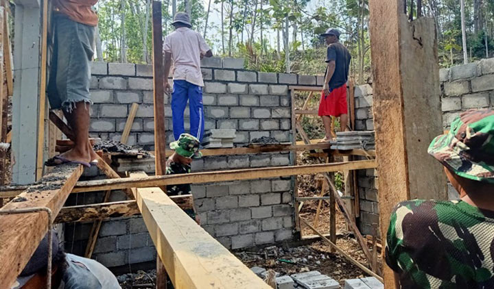 Satgas TMMD bersama warga menggarap rehab rumah milik Siyono.