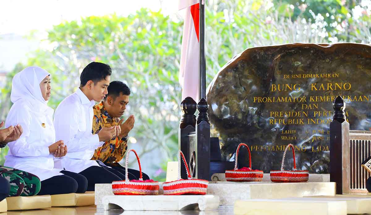 Wapres Gibran saat ziarah ke Makam Bung Karno, Blitar.