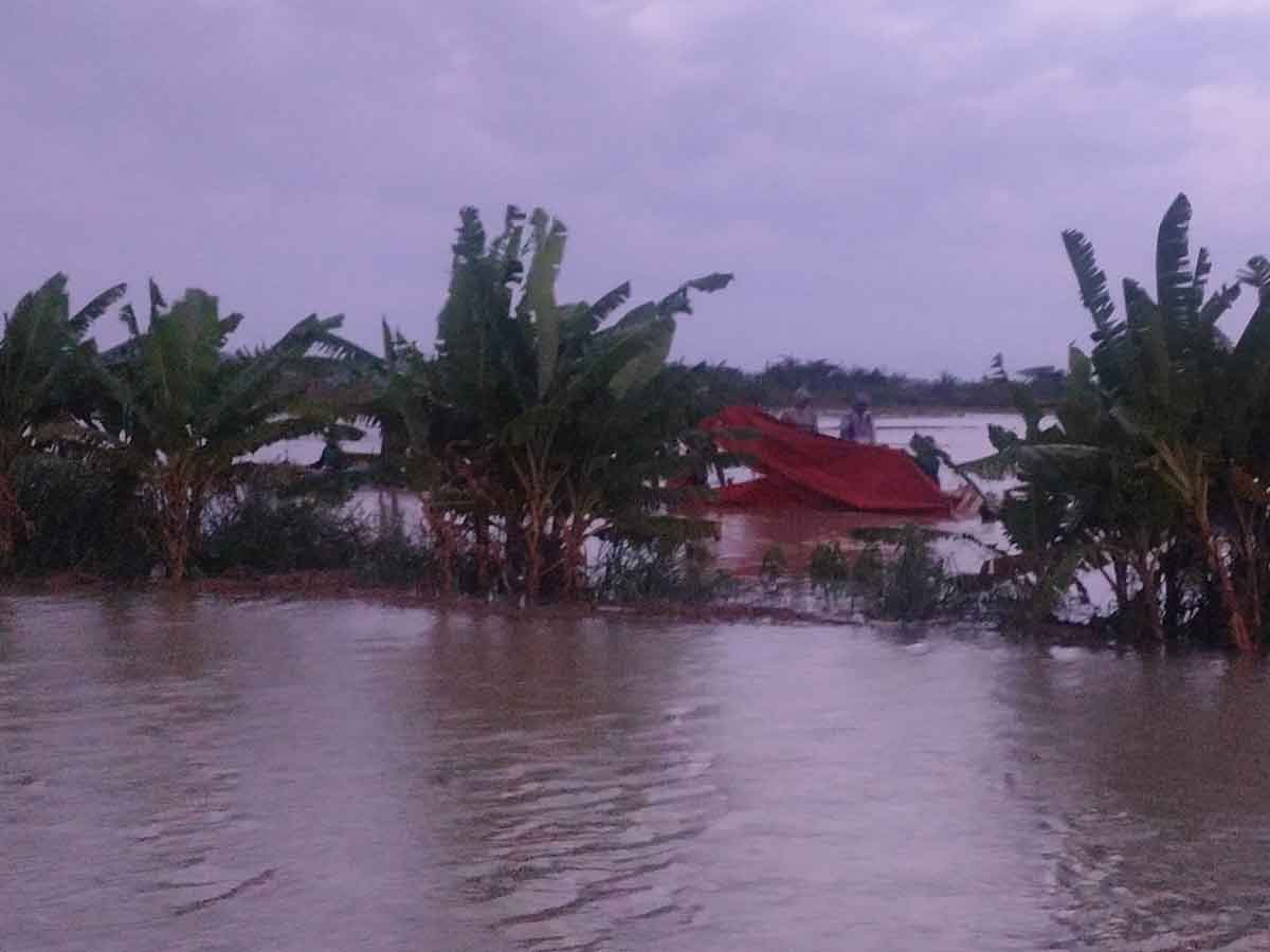 Tanggul Kali Avour Ingas di Desa Kedung Primpen, Kecamatan Kanor, Kabupaten Bojonegoro saat mengalami banjir akibat jebolnya tanggul Kali Avour Ingas, Senin (24/10/2022)