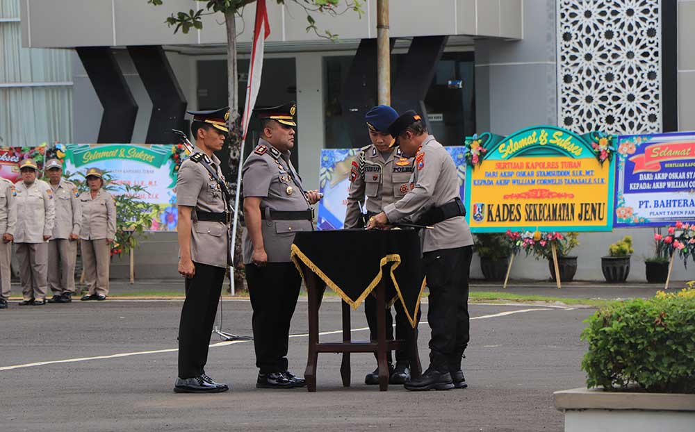 Kapolda Jatim Irjen Pol Nanang Avianto saat memimpin sertijab Kapolres Tuban.
