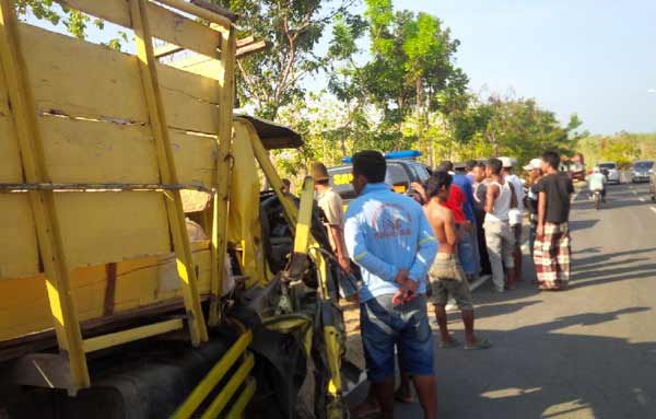 Truk berkecepatan tinggi dalam keadaan ringsek setelah tabrakan dengan truk muatan semen dan mobil lain. foto: suwandi/BANGSAONLINE