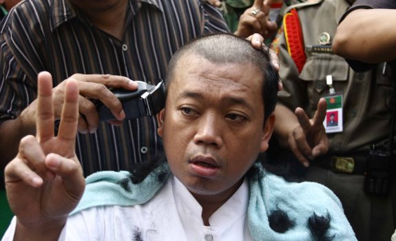 Nusron Wahid secara aktraktif mencukur gundul rambutnya ketika pasangan Capres-cawapres Jokowi-JK menang. Sikap mendukung Jokowi ini yang kemudian berujung pada pemecatan dirinya dari Golkar. Foto: posmetrobatam.com 