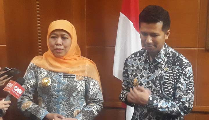 Gubernur Jatim Khofifah Indar Parawansa bersama Wagub Jatim Emil Elestianto Dardak turut berduka cita atas wafatnya Ibu Ani Yudhoyono. foto: DIDI ROSADI/ BANGSAONLINE
