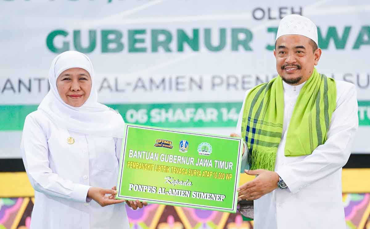 Gubernur Khofifah saat menyerahkan bantuan di Ponpes Al-Amien, Sumenep.