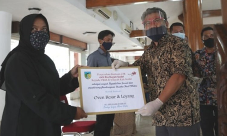 Bupati Kediri dr. Hj. Haryanti Sutrisno saat menyerahkan bantuan CSR kepada perwakilan UMKM. (foto: ist)