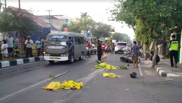 Lokasi kecelakaan yang masih penuh tubuh korban yang bereceran setelah dilindas truk.