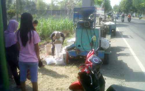Warga saat antre untuk menyelep lagi raskin miliknya. (foto: zuli purwanto/BANGSAONLINE)