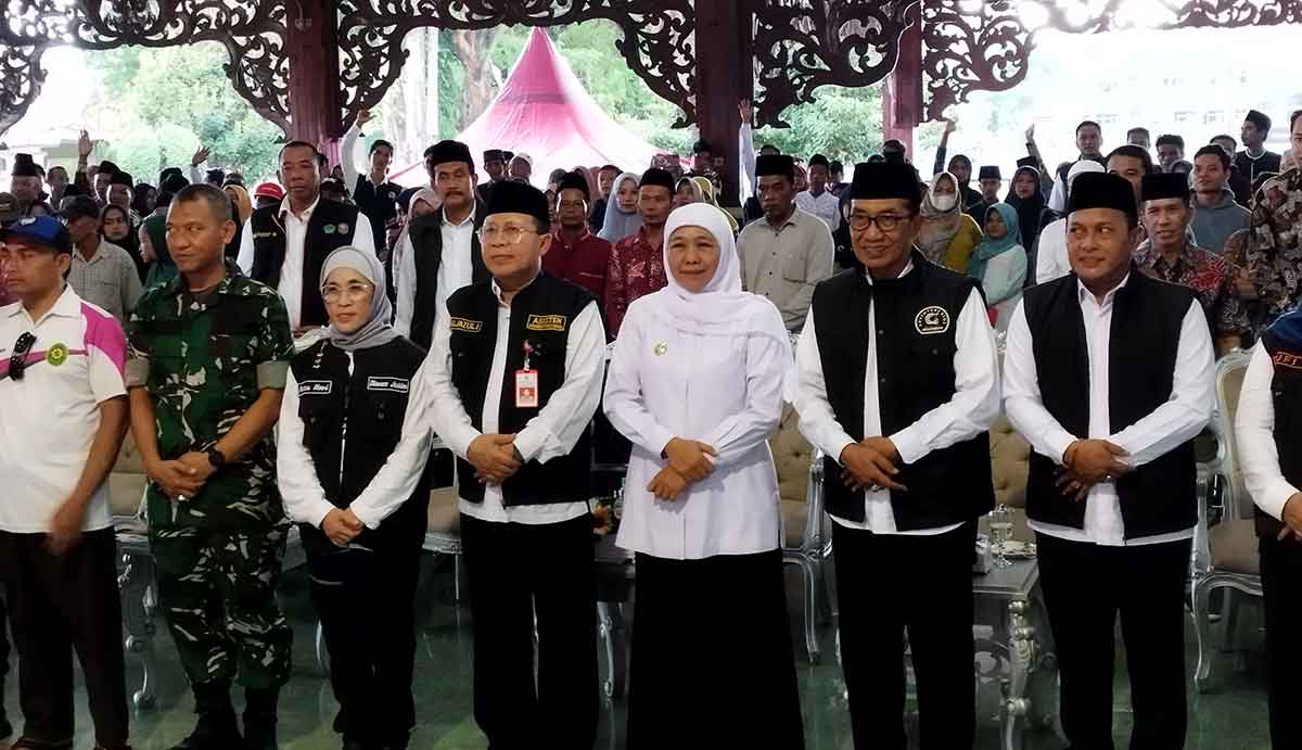 Gubernur Khofifah saat memberikan berbagai bantuan sosial kepada warga yang bertempat di Pendopo Agung Ronggosukowati, Pamekasan.