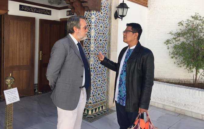 KH Cholil Nafis (kanan) berbincang dengan warga Granada. foto: dokumen pribadi