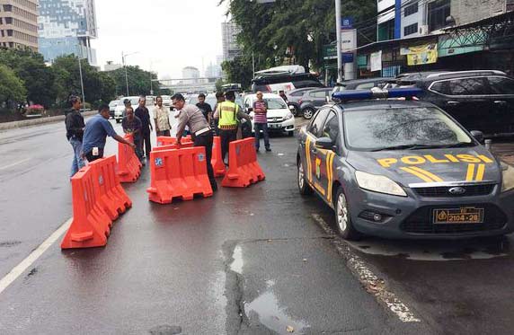 Pihak Kepolisian melakukan persiapan pengamanan di depan PN Jakarta Pusat sehari menjelang sidang perdana Ahok atas kasus penistaan agama.