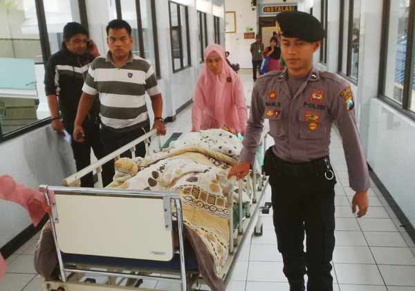 Mujianto saat dipindah dari ruang operasi ke ruang perawatan. (foto: haris/BANGSAONLINE)