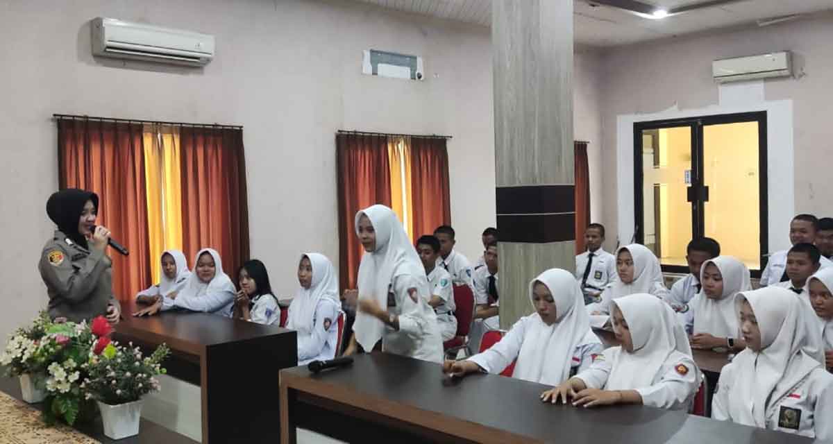 Petugas dari Satresnarkoba Polres Pasuruan saat mengedukasi pelajar SMKN 1 Beji.
