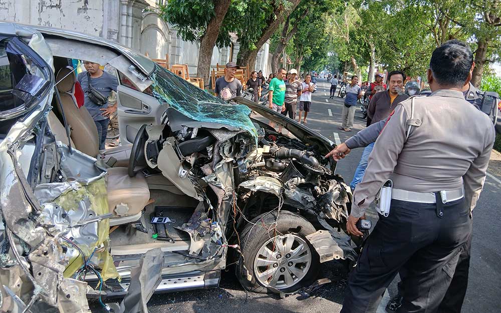 Kondisi Toyota Innova yang ringsek usai menghantam sebuah truk di Jalan Kali Brantas Kali Brantas.