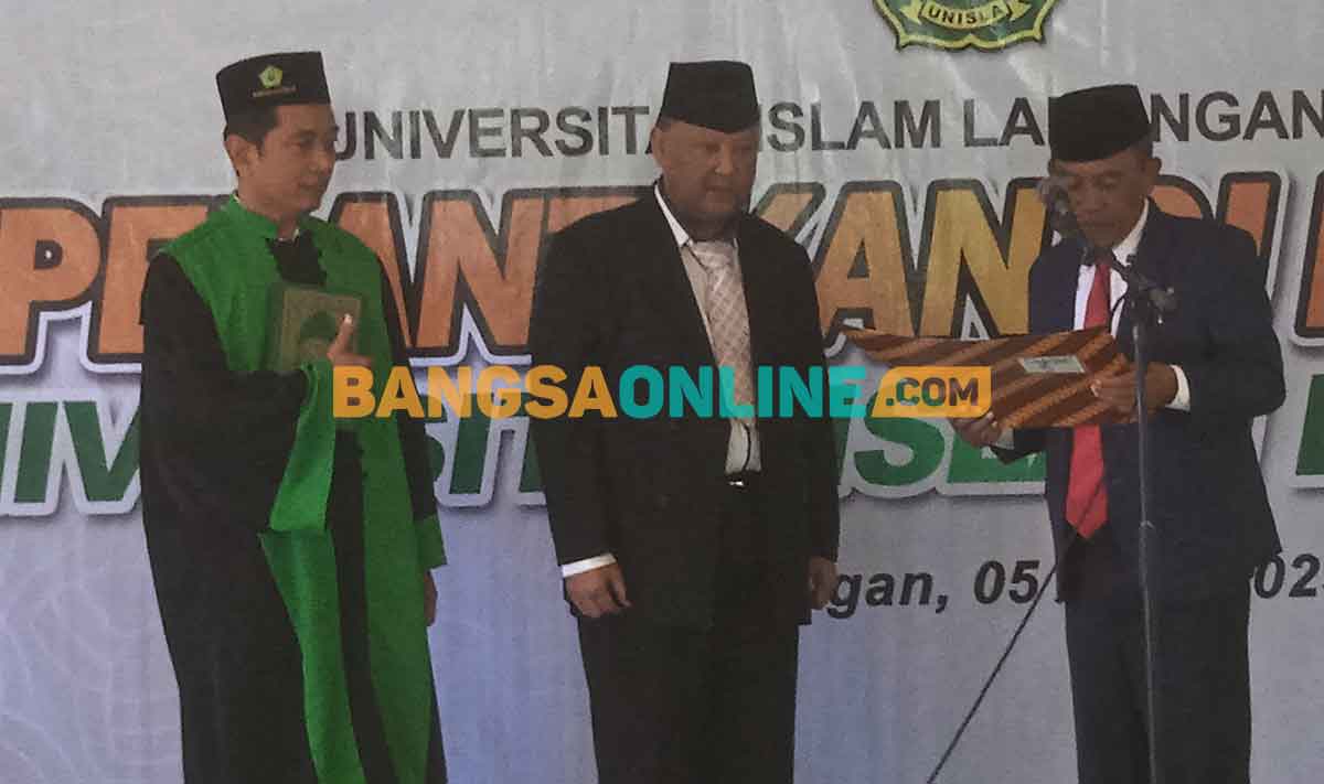 Pelantikan Dody Eko Wijayanto sebagai Pj Rektor Universitas Islam Lamongan oleh Ketua Yayasan Pembina Pendidikan Tinggi Islam Sunan Giri, Wardoyo. Foto: NUR QOMAR HADI/BANGSAONLINE