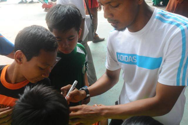BAK ARTIS. Bak artis, Bedjo Sugiantoro dimintai tandatangan. 
