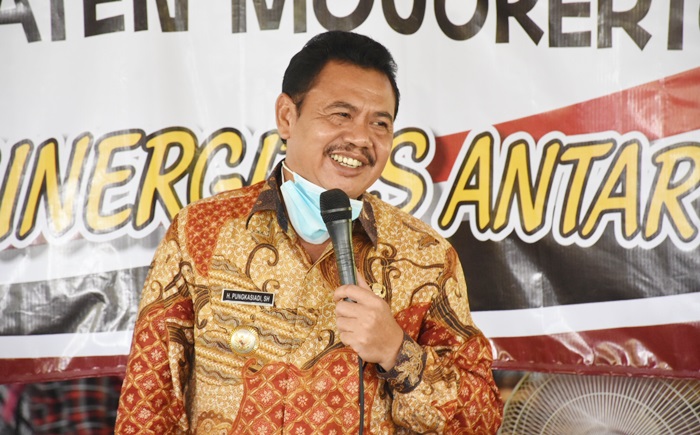 Bupati Pungkasiadi ketika memberikan pengarahan kepada cakasek.