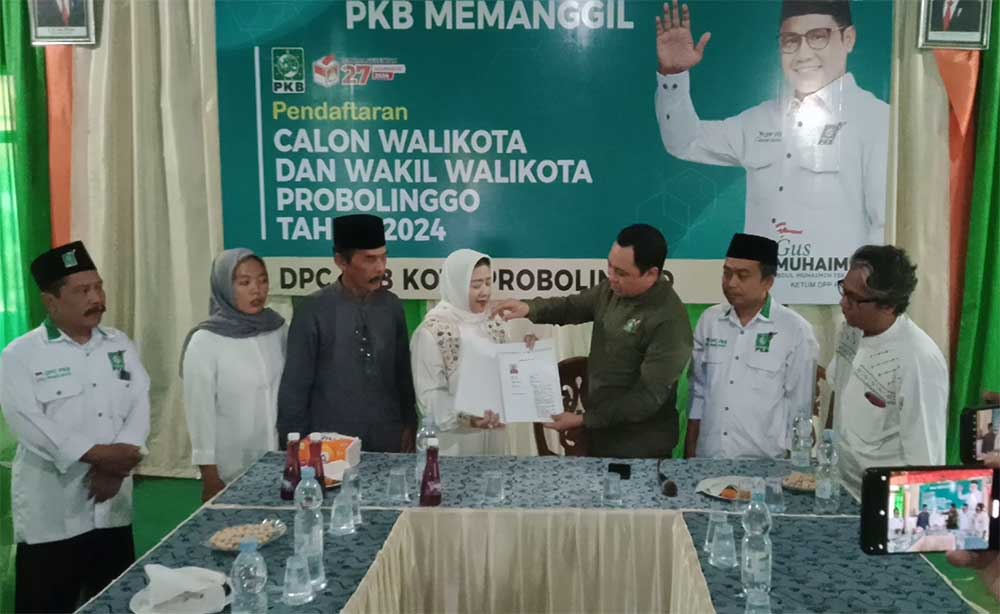 Kembalikan Formulir, Ning Tiwi Serius Running Balon Wakil Wali Kota Probolinggo