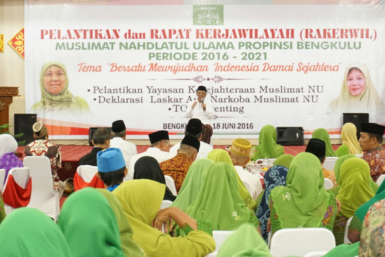KH A Hasyim Muzadi saat memberikan taushiyah dalam Pelantikan dan Rapat Kerja Wilayah (Rakerwil) Pengurus Wilayah  Muslimat NU Bengkulu Sumatera Barat. foto: BANGSAONLINE