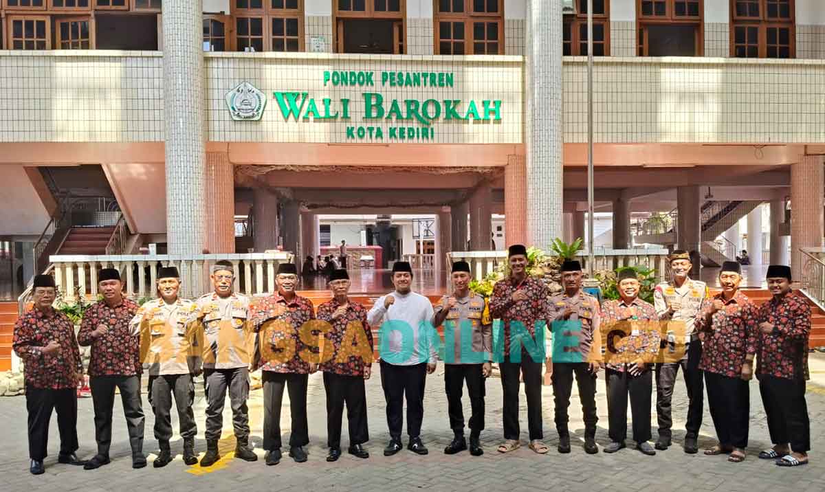 Kapolres Kediri Kota bersama Ketua Yayasan Wali Barokah, KH Achmad Fawwaz Abd. Aziz, dan jajaran. Foto: MUJI HARJITA/BANGSAONLINE
