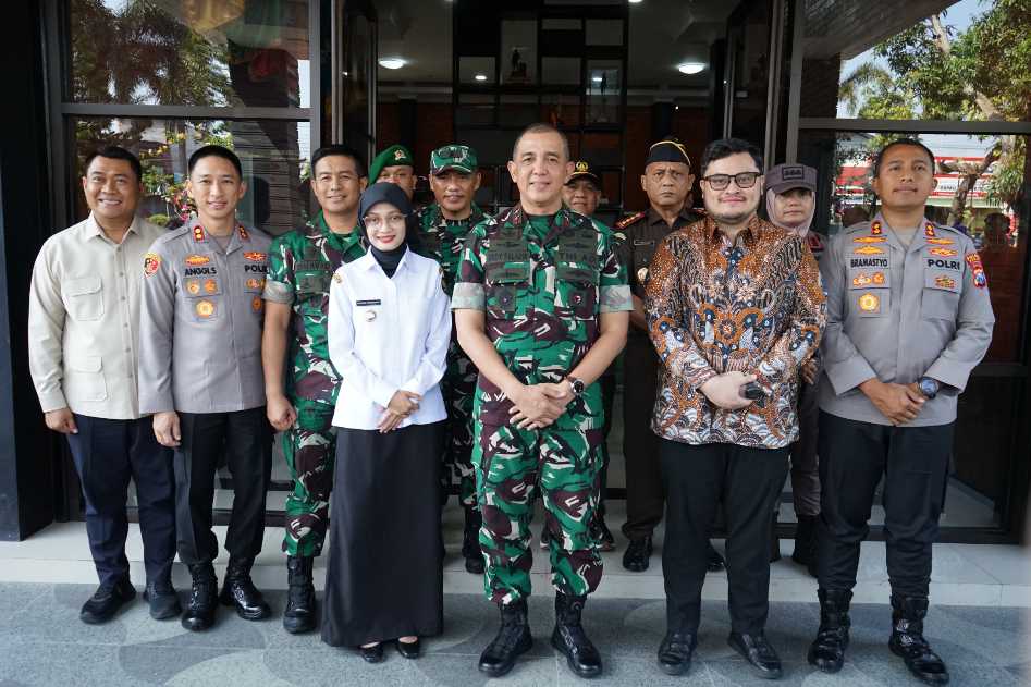 Pangdam V/Brawijaya Mayjen TNI Rudi Saladin bersama jajaran Forkopimda Kabupaten Kediri dan Kota Kediri. (Ist).
