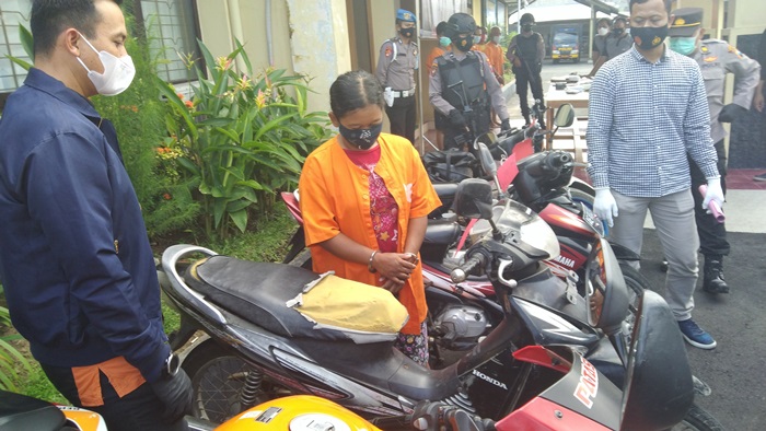Buat Bayar Utang, Seorang IRT di Ngawi Nekat Curi Motor di Sawah
