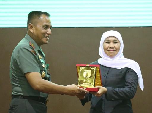 Gubernur Jawa Timur Khofifah Indar Parawansan menerima cindaramata dari Mayor Jenderal TNI R. Wisnoe Prasetja Boedi usai memberikan pengarahan Rapat Pimpinan (Rapim) Kodam V/Brawijaya Tahun 2020 di Gedung Balai Prajurit Kodam V/Brawijaya Surabaya, Selasa (10/3). foto: istimewa/ bangsaonline.com