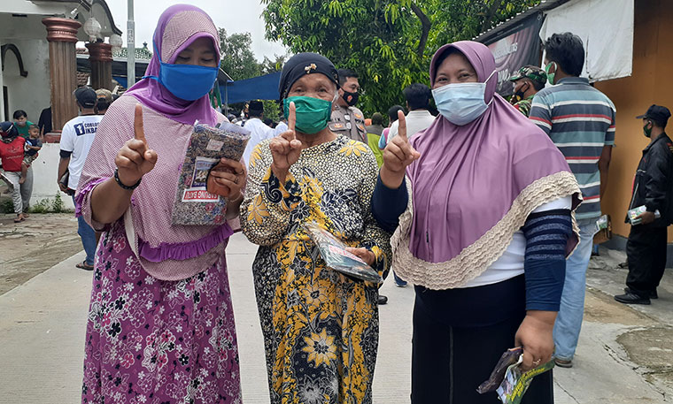 Sejumlah warga mengacungkan jari telunjuk, simbol dukungan untuk paslon nomor urut 1, Ikhfina-Gus Barra.