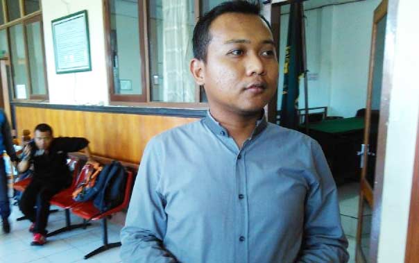 ISTIMEWA: Terdakwa oknum polisi, Muhammad Alfian Nur Cahyono di PN Sidoarjo, Senin (16/11). foto: catur andy erlambang/BANGSAONLINE