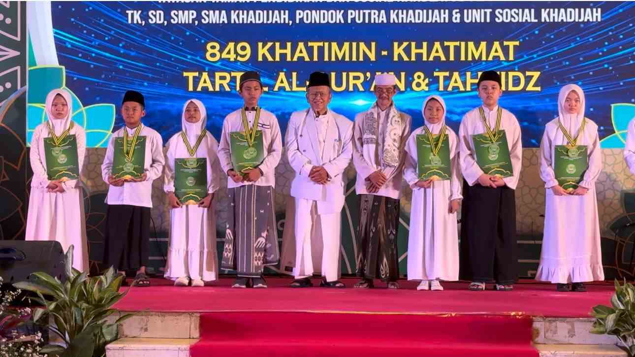  Prof Dr H Ridlwan Nasir MA foto bersamaa dengan para santri wisudawan yang berprestasi dalam acara Gebyar Prestasi Al-Qur