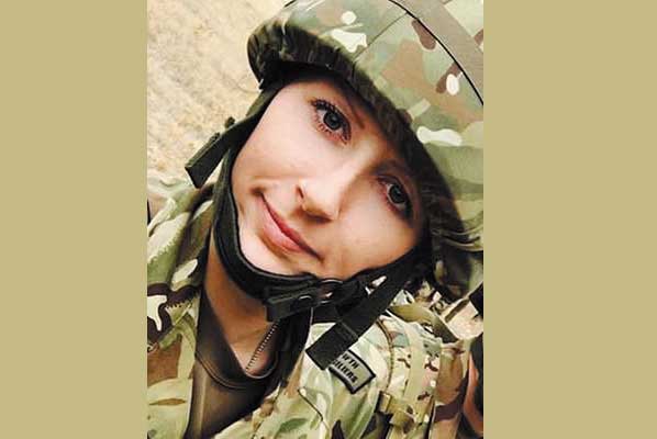 cantik cantik tentara. foto: dailymail.co.uk