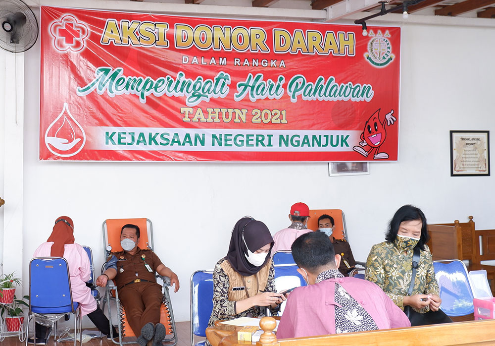 Suasana saat donor darah yang digelar oleh Kejari Nganjuk dalam rangka memperingati Hari Pahlawan.