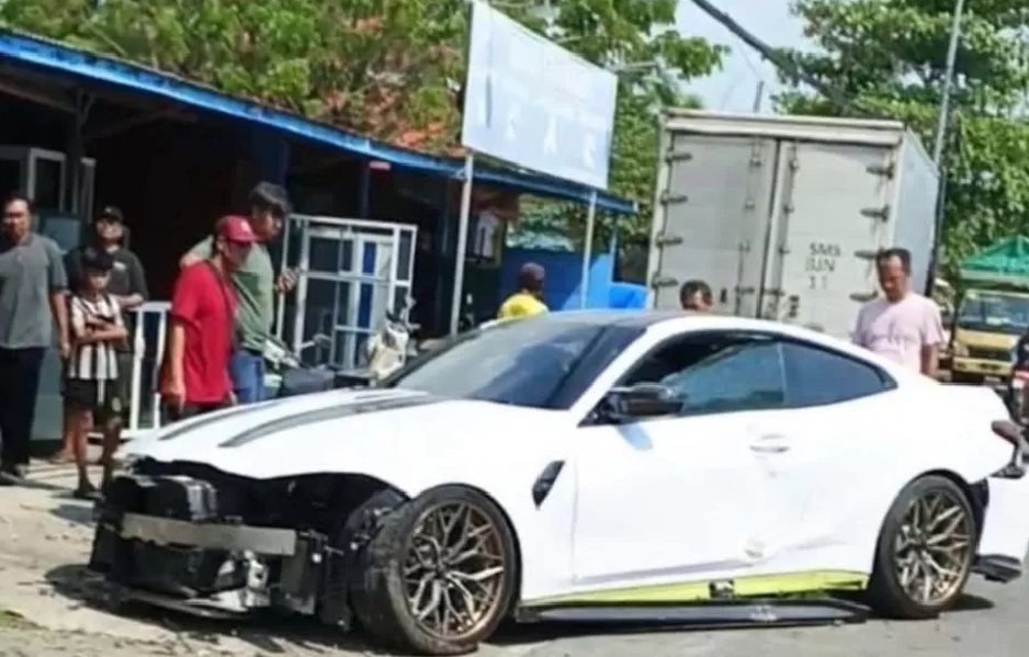 Kondisi mobil yang ringsek usai menabrak pohon